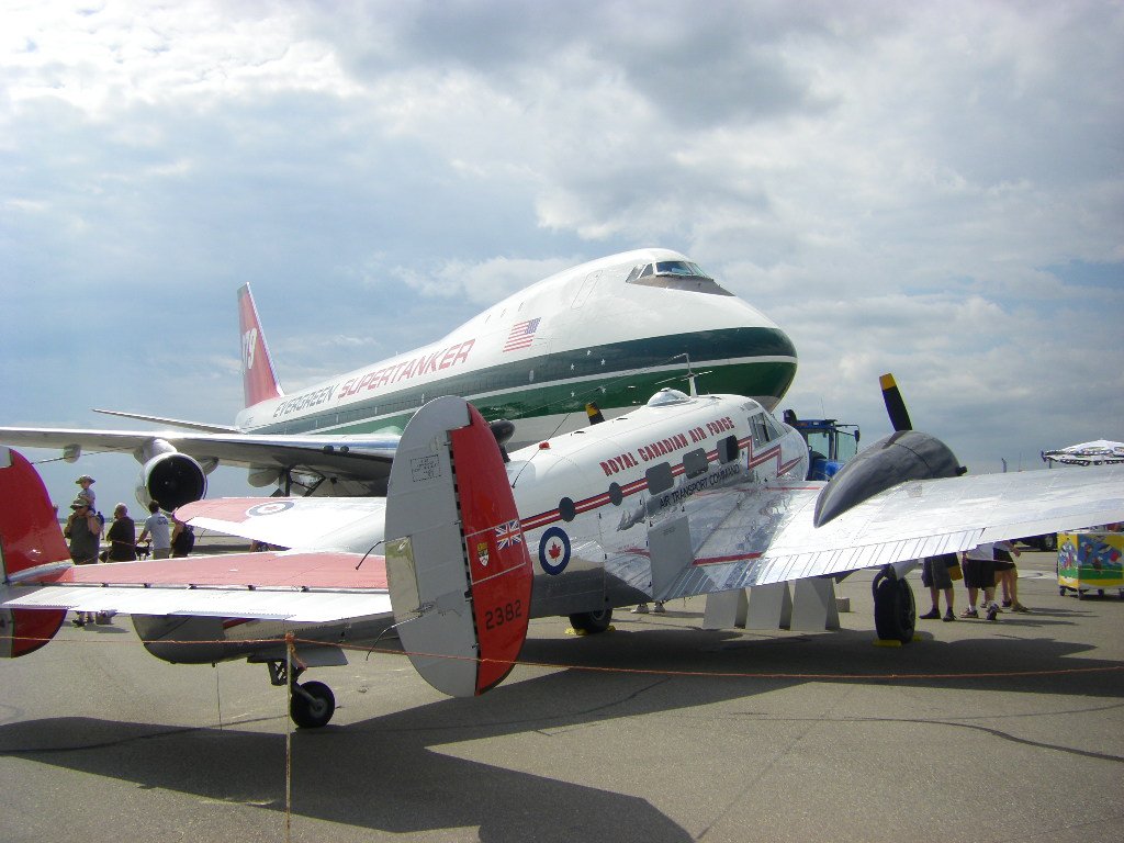 expeditorandb747waterbomber.jpg